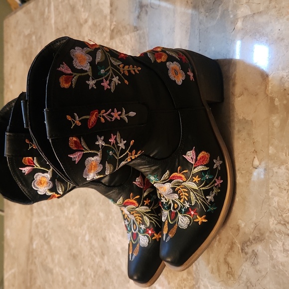 FLORAL MID CALF COWGIRL BOOTS - Picture 3 of 9